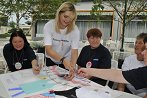 Udeleženci na Medgeneracijskem taboru v Radencih 2010 so se razdelili v medgeneracijsko mešane skupine, kjer poteka osebna predstavitev članov in izbiranje imena novonastale skupine ter izdelava predstavitve članov skupine<br />
(Avtor fotografije: Ivan Merljak)