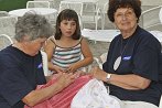 Medgeneracijski tabor v Radencih 2010. Udeleženci tabora se skozi različne dejavnosti, povezujejo. Rdeča nit tabora je bila Ali obleka naredi človeka?. Tako je bil del aktivnosti namenjen tudi obujanju veščine šivanja in prenos tega znanja na mlajšo generacijo.<br />
(Avtor fotografije: Ivan Merljak)
