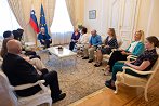 Pogovor-predsednice-z-dobitnicami-in-dobitniki-priznanj.jpg